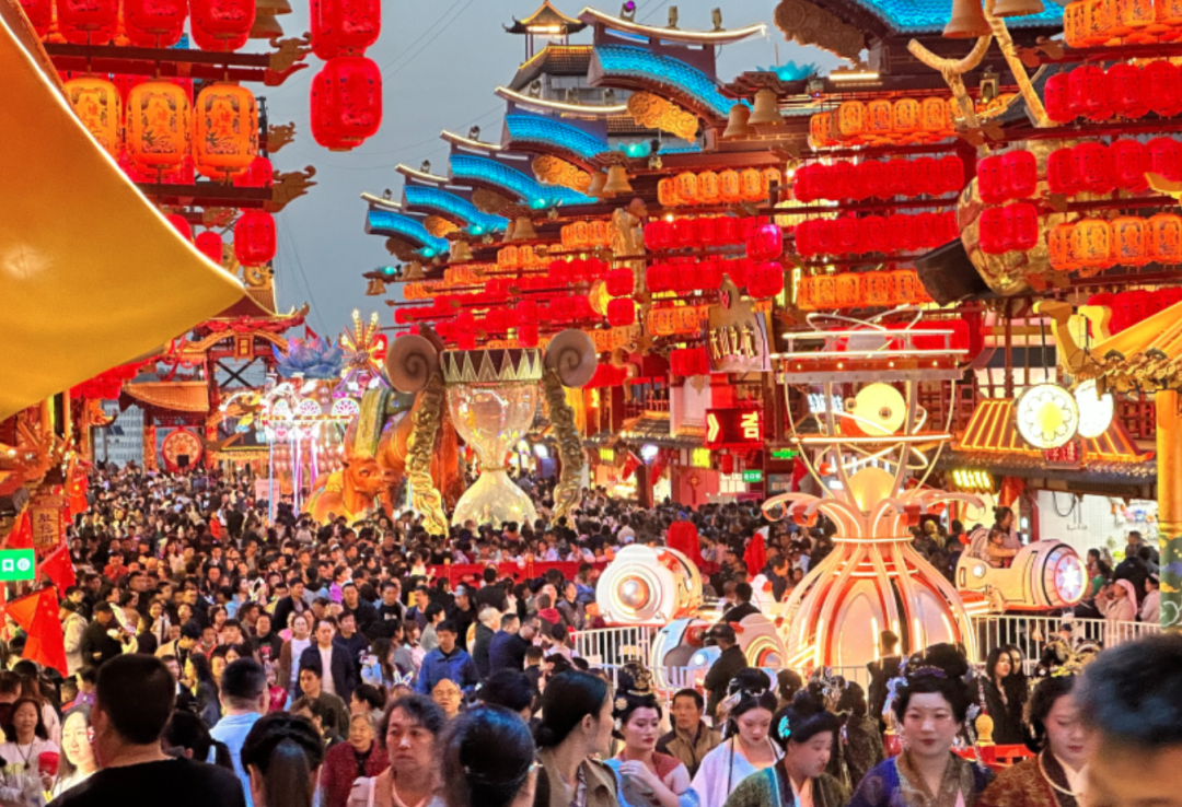 行業最大批量!宇通100輛高端旅游客車交付新疆 行業最大批量!宇通100輛高端旅游客車交付新疆